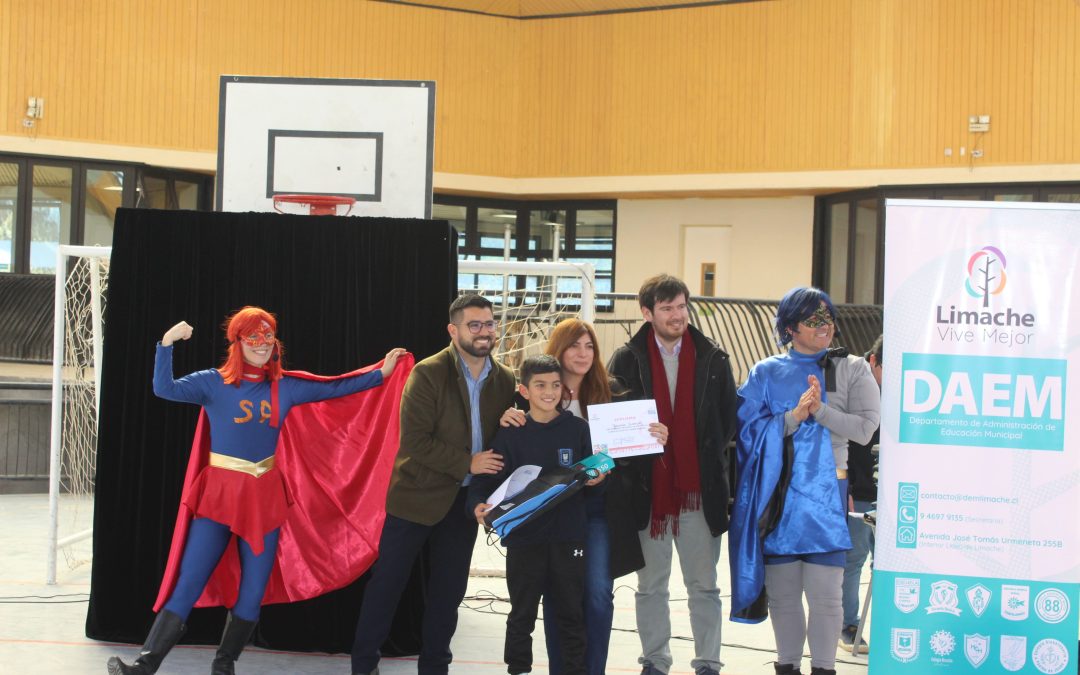 Reconociendo a estudiantes y apoderados que lograron un 100% de asistencia en nuestra escuela. Este mérito no solo significa llegar todos los días a clases, sino también reflejar compromiso, constancia y responsabilidad: valores que son la base para construir un mejor futuro.